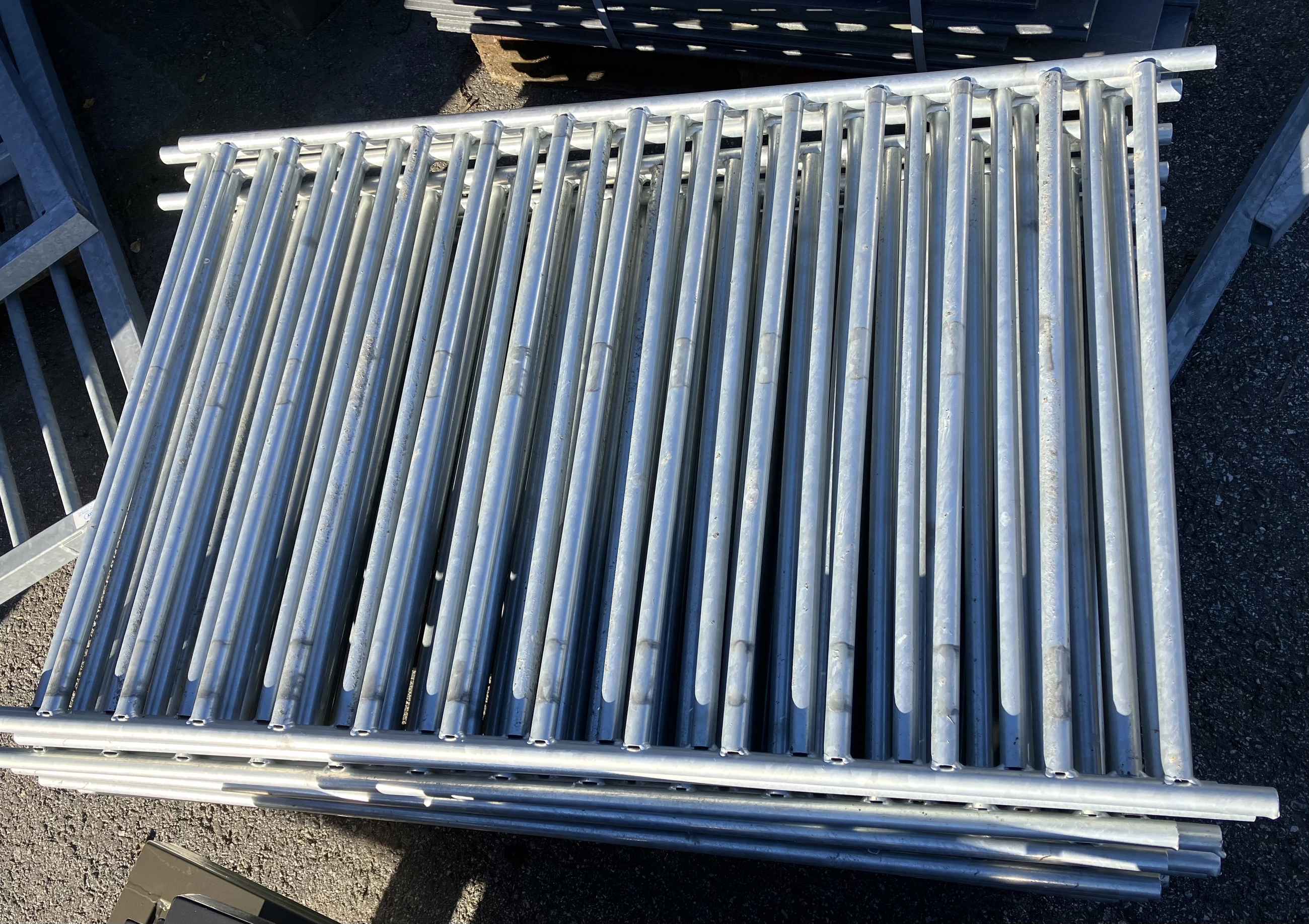 Fönstergaller 135x85 cm med skruv och beslag - 86023-UTF